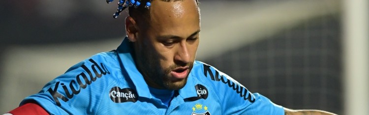 因伤缺席巴西队，内马尔享受周末与好友打板式网球