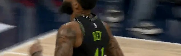 博鱼电竞官网-萨迪克-贝三分命中，鹈鹕落后15分后打出一波13-0步行者叫停