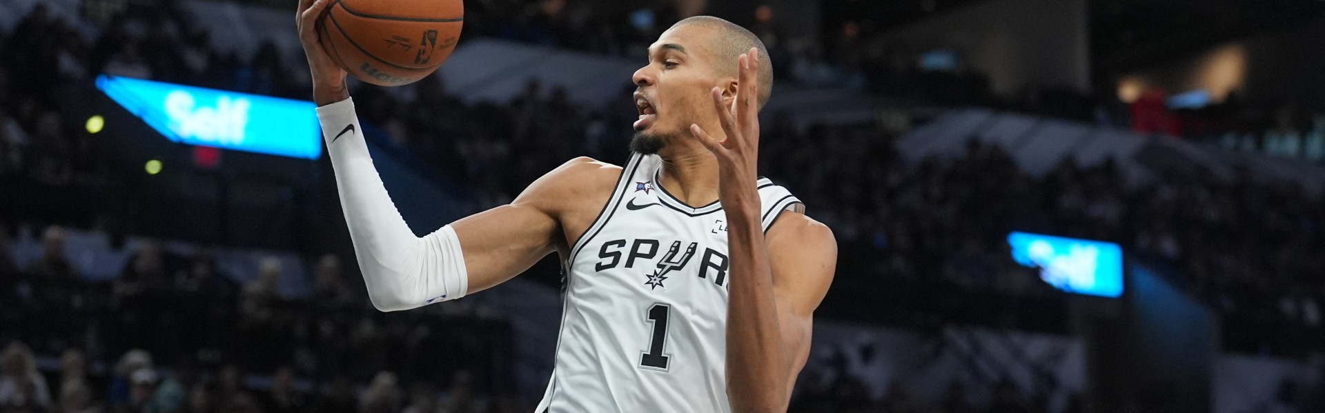 博鱼电竞-天赋压制！文班垂直上升 力压防守极限甩进篮筐